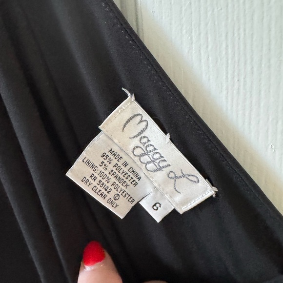 Maggy London Black Dress, 6, Draped V Front and back, cinched at waist NWOT - Picture 4 of 6